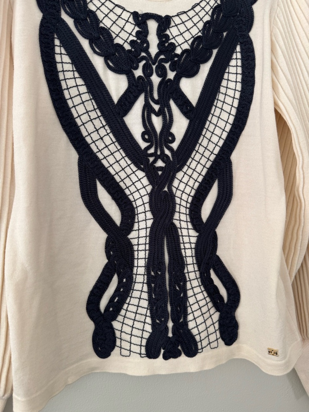 Escada Shareen Sweater in Off-White . Medium - Picture 2 of 7
